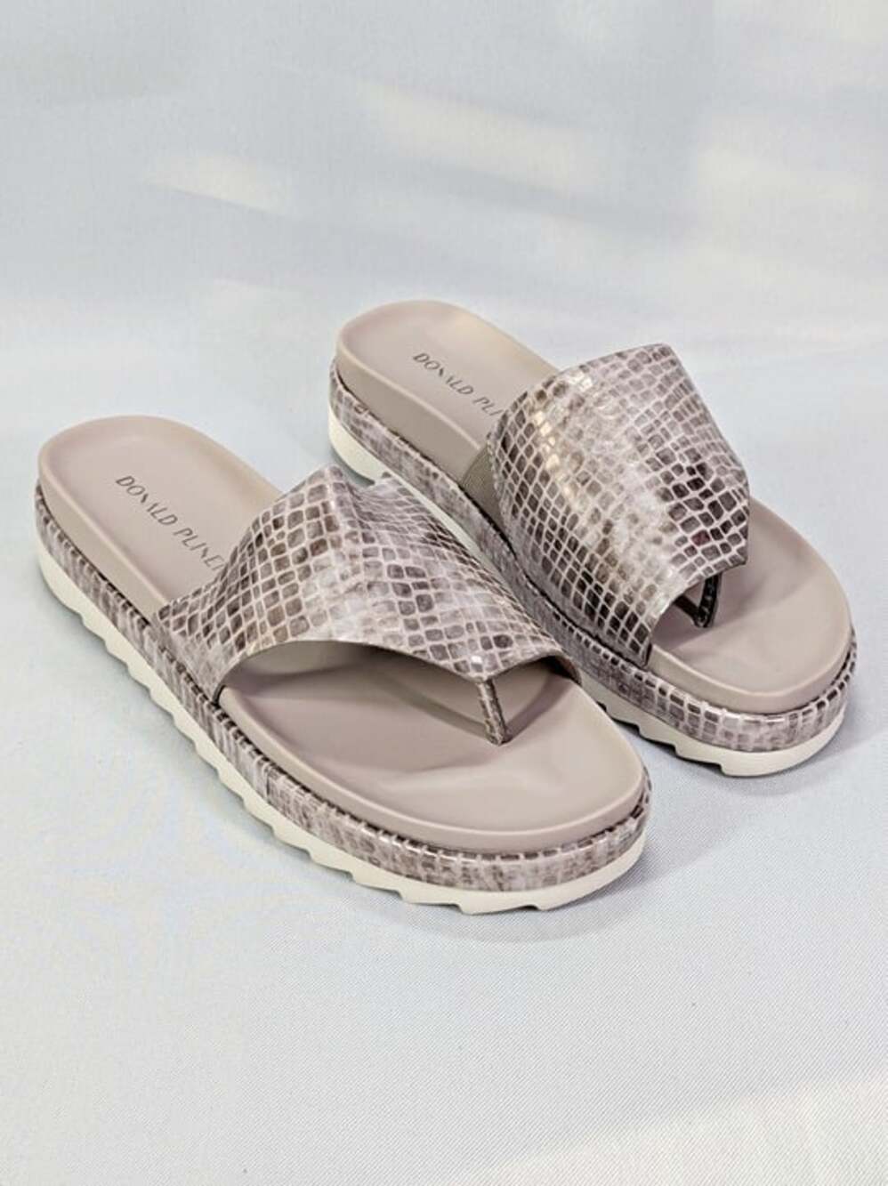 Donald Pliner Lylaa Crocco Embossed Leather Sandals Platinum Size 9.5 MSRP $178
